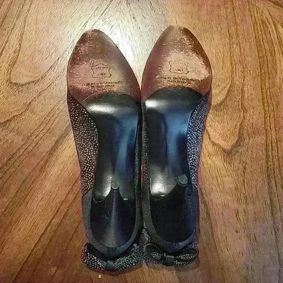 Stuart Weitzman women's pump. Size 7.5 with 2.5 inch heel - Picture 4 of 10